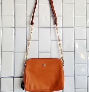 NWOT AND 100% Vegan Small Crossbody  Purse with Gold Chain Strap Detail